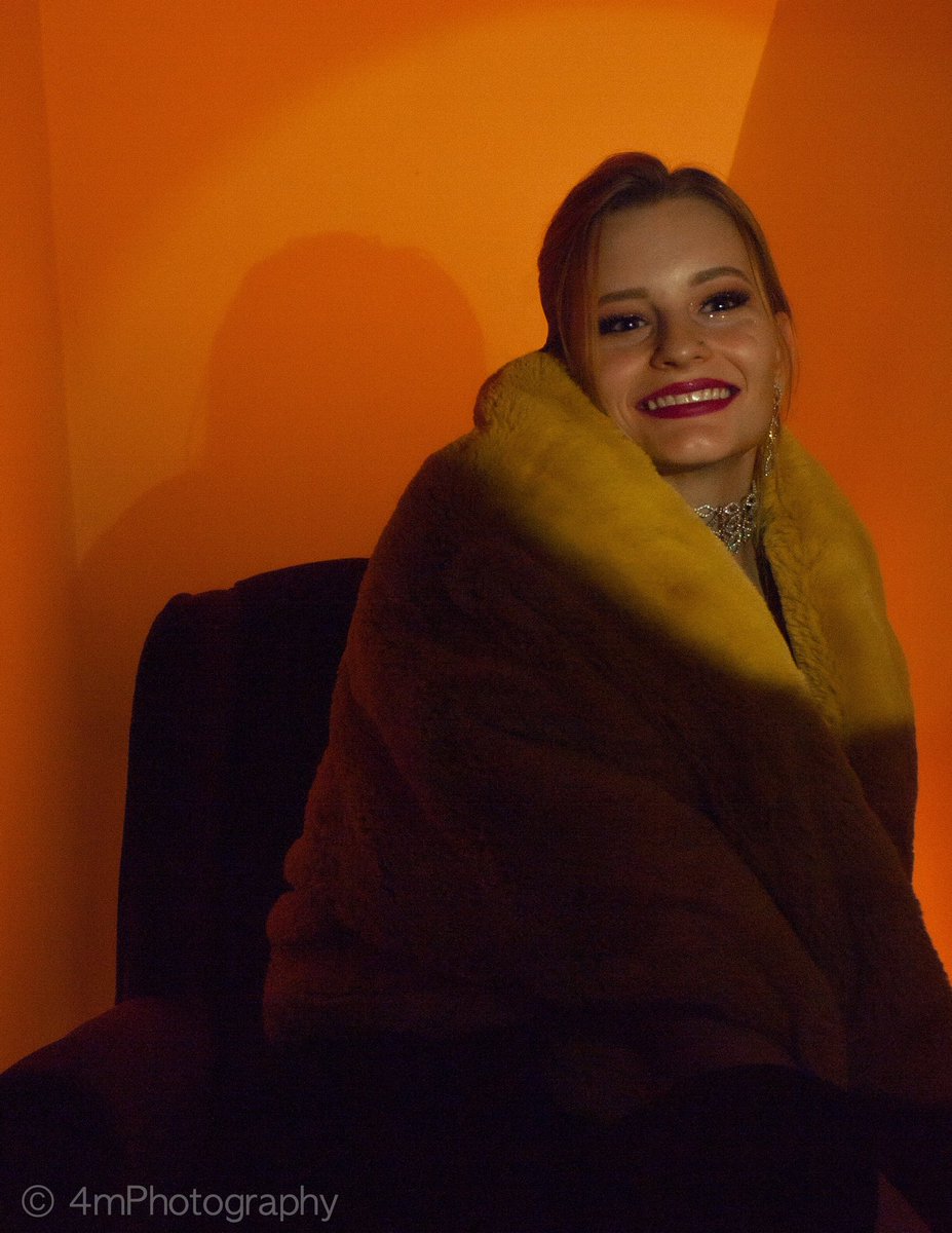 CheesyCourt's tweet image. I was inspired by @RoosterTeeth #deadlittleroosters posters and wanted to create my ow character;
Meet Ms.Honey, dripping with sweetness on the outside but truly deeply selfish