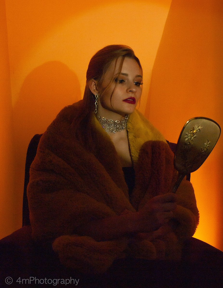 CheesyCourt's tweet image. I was inspired by @RoosterTeeth #deadlittleroosters posters and wanted to create my ow character;
Meet Ms.Honey, dripping with sweetness on the outside but truly deeply selfish