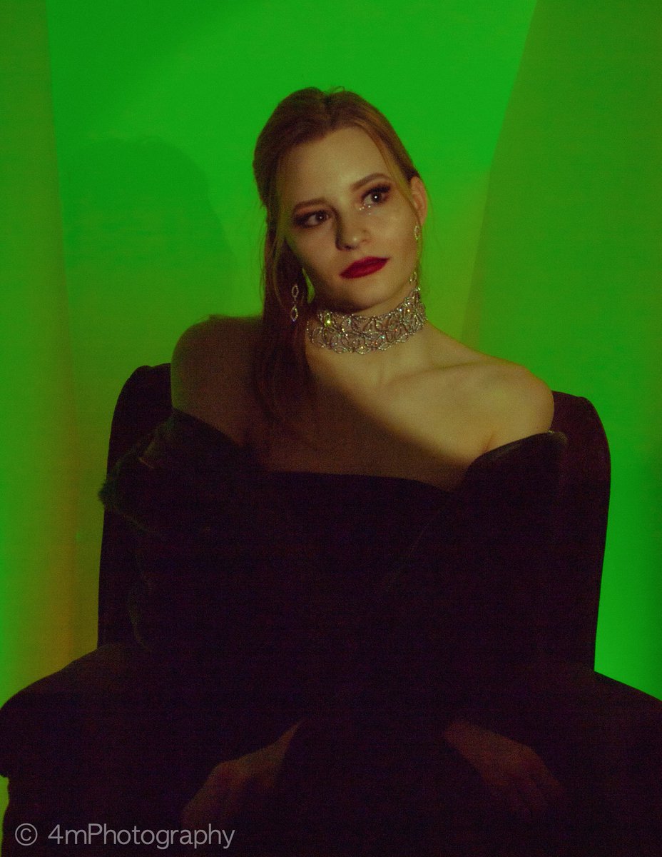 CheesyCourt's tweet image. I was inspired by @RoosterTeeth #deadlittleroosters posters and wanted to create my ow character;
Meet Ms.Honey, dripping with sweetness on the outside but truly deeply selfish