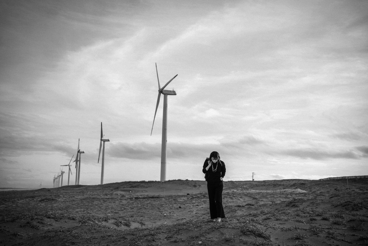 knock1965's tweet photo. #橘ひろな ~windy lady~
#portrait
#photography
#wind_farm
#seashore
@hirona523 https://t.co/4qQwMmsGWv