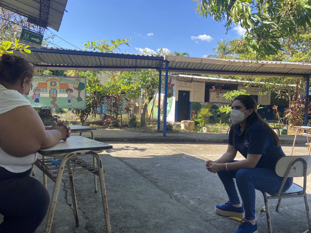karlabmoncada's tweet photo. Haciendo entrega de una donación de libros de texto para que los niños de San Diego tengan más herramientas educativas a su alcance.

Apostarle a la educación es apostarle al futuro de El Salvador . 

#LaLibertadNosUne #Casilla6 https://t.co/35eugb6nMX