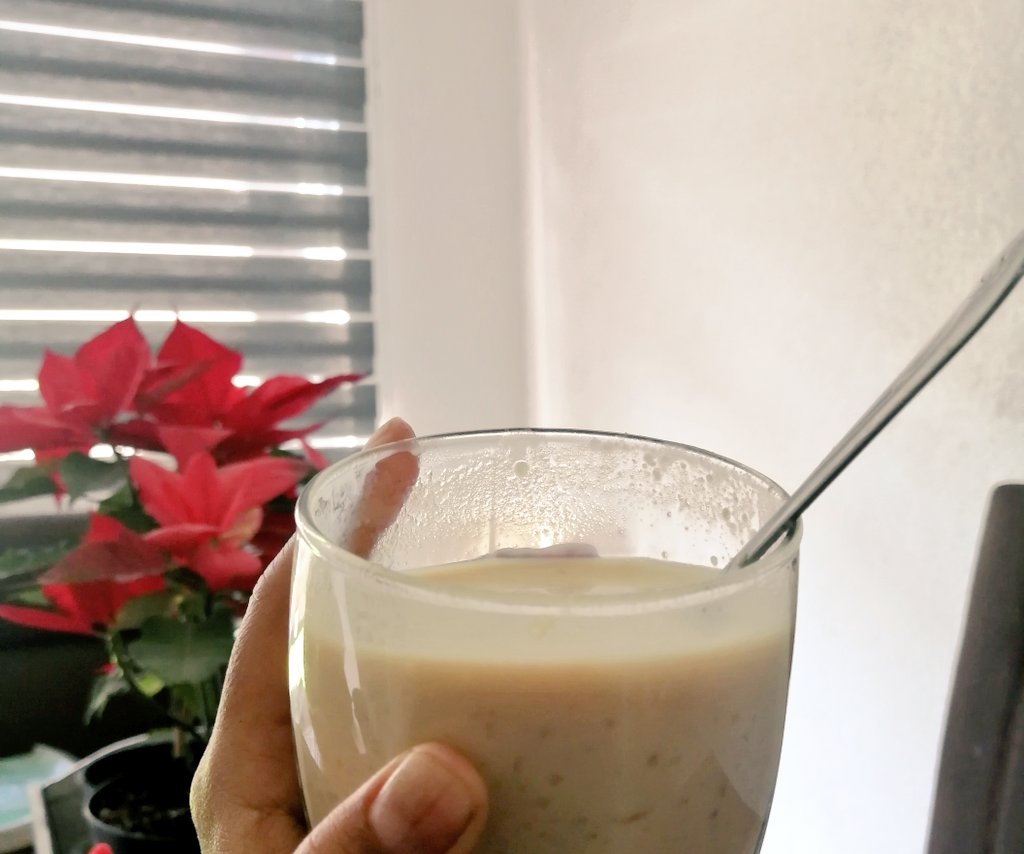 Neyraz's tweet photo. Arroz con leche y un chingo de Baileys Irish Cream... ¿Quién dijo #BlueMonday? 😌💅 https://t.co/KsKB4OiyMb