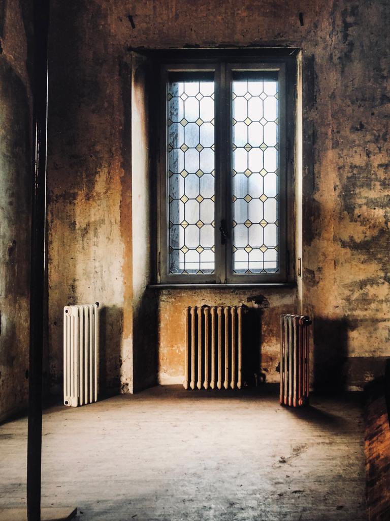 StudioArte15's tweet photo. Marina Paris è stata invitata a documentare gli ambienti di una casa durante la sua demolizione per lasciare tracce di memoria a testimonianza di un  passaggio da una proprietà a un’altra.Lo spazio trasforma l’arte e  l’arte trasforma lo spazio. ♦️ https://t.co/dED8i1iV0j