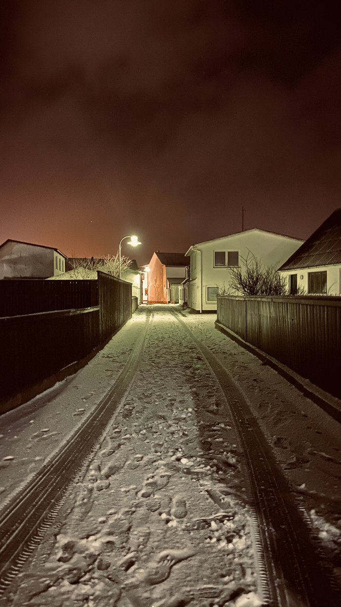 PhotographsByCL's tweet image. A few phone snaps from this evening. Catch it while you can as apparently it’ll be gone tomorrow (didn’t stop us taking a dip in the sea today) 

#lovesnow #Snowing #snow #snowy #catchitwhileyoucan