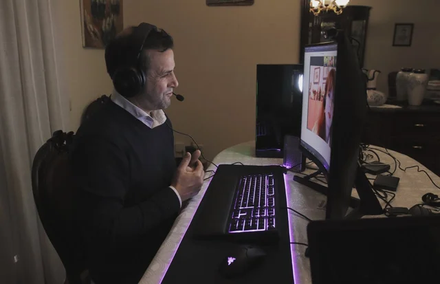 Portugese presidential candidate on his gaming PC