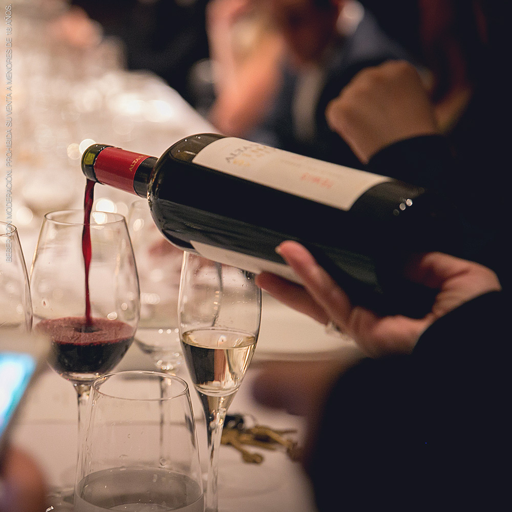 bodegaaltavista's tweet photo. Algunas cosas se disfrutan más alrededor de una mesa, con gente querida.
.
.
#altavistawines #ElevaLaExperiencia
#wine #winelovers #vino #vinoargentino #winestagram #winestyle
#malbec #malbecMonday #malbecwine #malbecworldday #malbecs #malbecfan #malbecargentineancuisine https://t.co/pgLNEsee77