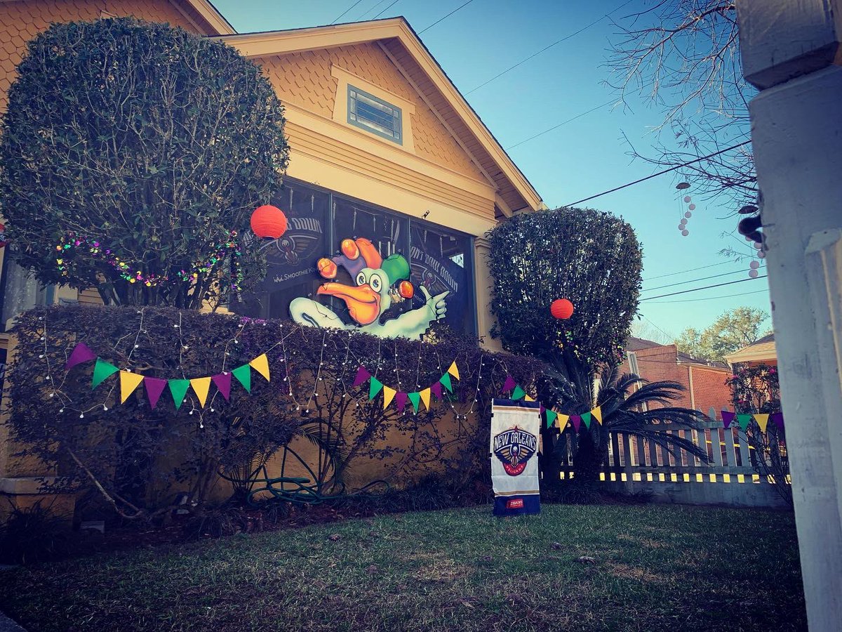DrMacKenna's tweet photo. MacGraff House Float 2021: Home Court Advantage 💜💚💛#WBDfromCOVID #ComeByForPelsThrows 🏀 Featuring @NTGraff #TheGraff https://t.co/tJUts24B8M