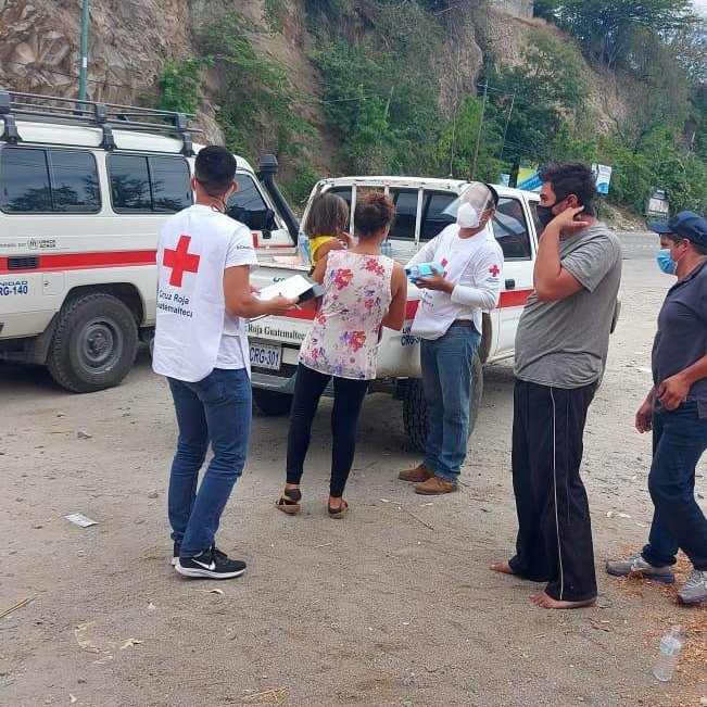 CruzRojaGT_'s tweet photo. #OrienteGT 🚑

#CruzRojaGT se encuentra brindando Asistencia Humanitaria a personas migrantes del Flujo Migratorio Masivo en el ingreso a la cabecera departamental de Zacapa. https://t.co/MrL2THrpDi
