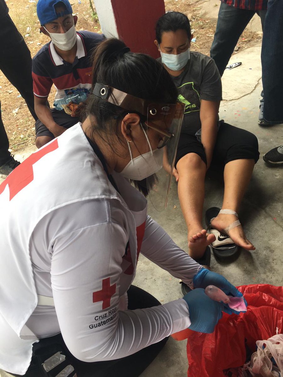 CruzRojaGT_'s tweet photo. #OrienteGT 🚑

#CruzRojaGT se encuentra brindando Asistencia Humanitaria a personas migrantes del Flujo Migratorio Masivo en el ingreso a la cabecera departamental de Zacapa. https://t.co/MrL2THrpDi