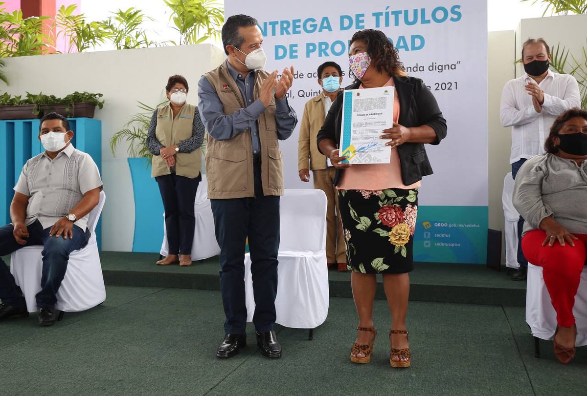 #QuintanaRoo es tierra de oportunidades y queremos que las familias tengan certeza de su patrimonio, para planificar su futuro. Hoy tuve el gusto de entregar 20 títulos de propiedad de los 140 que ya están listos para el municipio de #OthónPBlanco. <a href="/SEDETUSQROO/">SEDETUS</a>