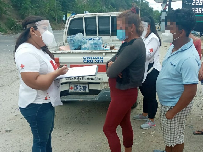 CruzRojaGT_'s tweet photo. #OrienteGT 🚑

#CruzRojaGT se encuentra brindando Asistencia Humanitaria a personas migrantes del Flujo Migratorio Masivo en el ingreso a la cabecera departamental de Zacapa. https://t.co/MrL2THrpDi