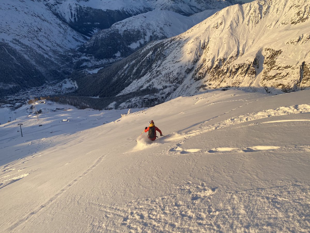 f_manners's tweet photo. Another powder day in Chamonix. Glorious sunshine and plenty of light fluffy snow. It’s quite sketchy at the moment so we stuck to lines close to the piste and ones we are familiar with #nolifts #chamonix #earnyourturns https://t.co/taNSOfVVOZ