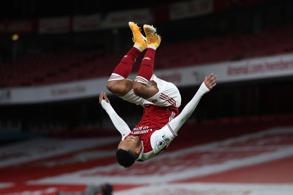 Arsenal's tweet photo. ⚡️ slǝǝɥ ɹǝʌo pɐǝɥ ⚡️

🔴 1-0 ⚫️ 

#ARSNEW https://t.co/N8SlJbbfjO