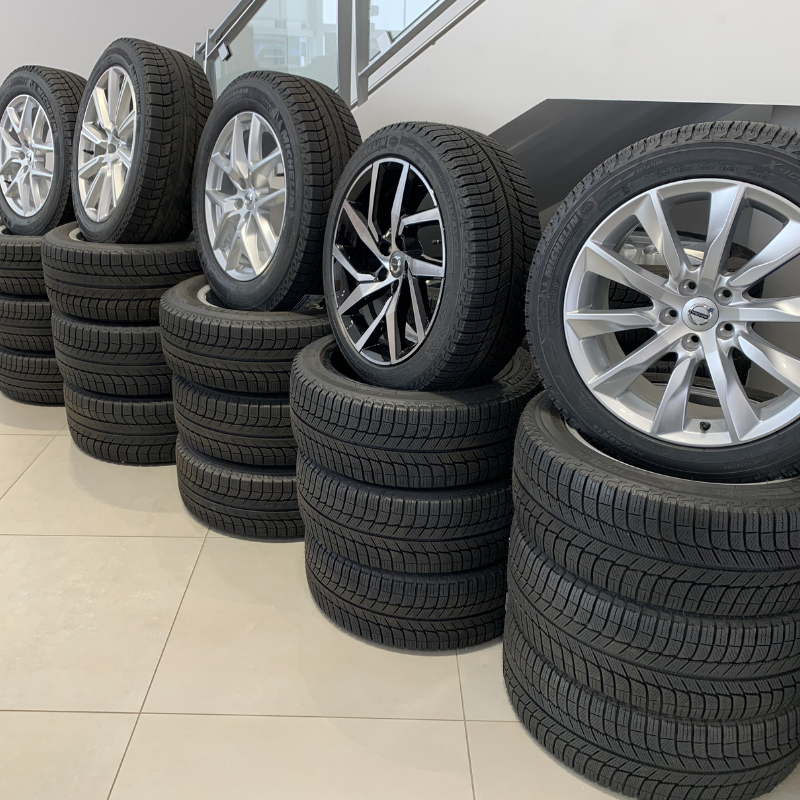 volvovilla123's tweet image. With #GenuineVolvoWinterWheelKits, you don't have to wait until the #weather reaches #subzerotemperatures. As soon as the temperature drops below 7°C, #wintertires already provide #enhancedgrip compared to summer and #allseasontires.#staysafe #safetyforeveryone #volvo #volvovilla