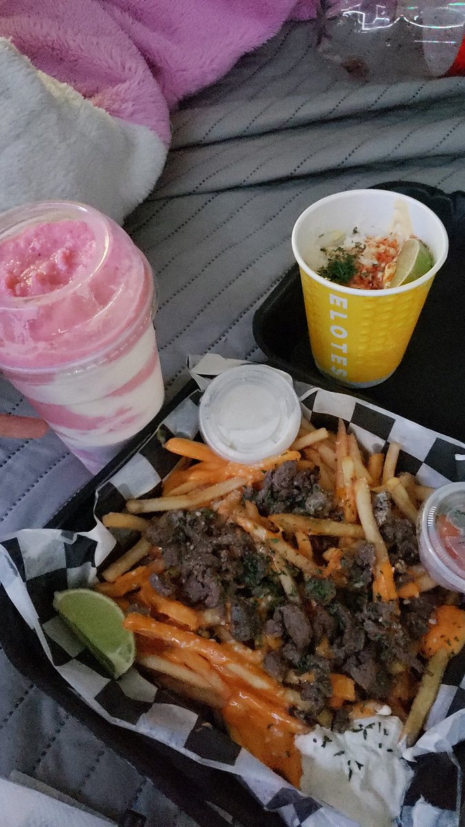 depechemodegir1's tweet photo. My throat has been killing me so I decided a smoothie would be good. Carne Asada fries and a elote cup too👀
Zero Degrees is a new favorite
#foodporn #smoothie #carnefries #mightyhungry #stayathomemom #snackoff https://t.co/2ukTjPPVuq