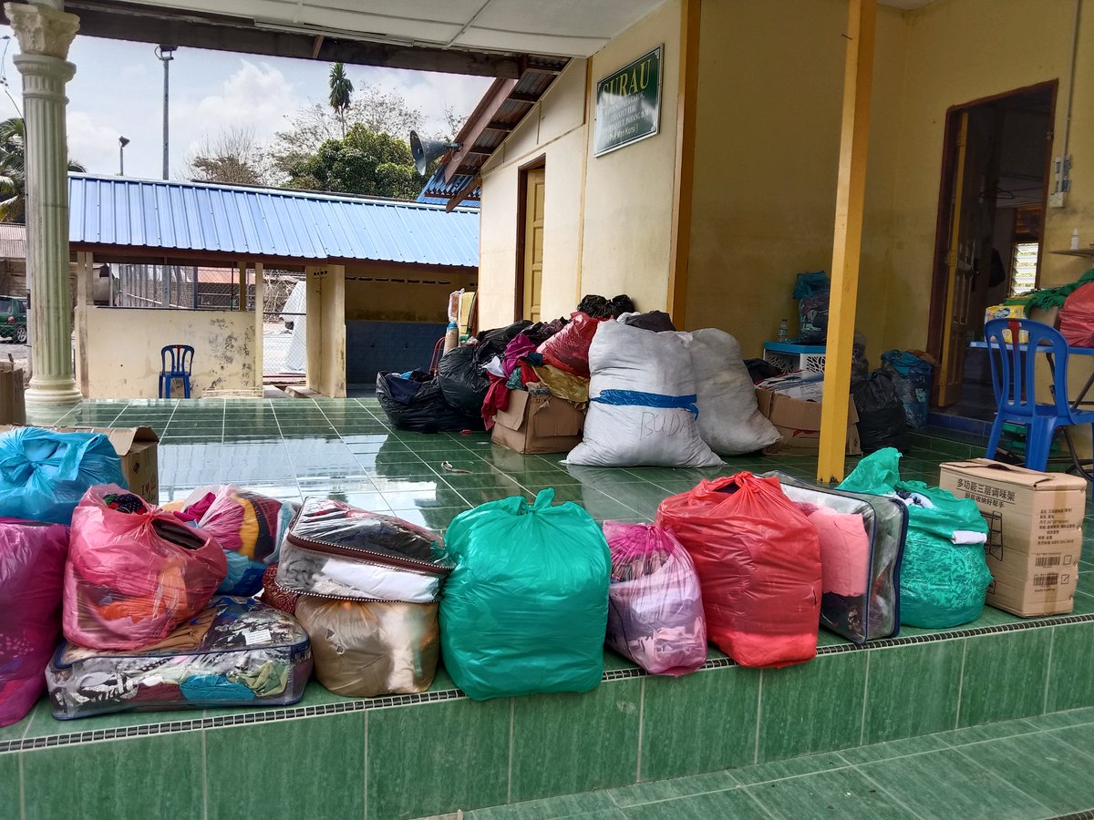 AzharAzieha's tweet photo. 16/1/2021 - Persatuan belia ( MBFM ) Jengka 01 telah ke Kg.Paya Garuk utk menghantar sumbangan pakaian terpakai kpd mangsa2 banjir di situ .Terima kasih kpd para penyumbang pakaian . Alhamdulillah anda semua memang pemurah.Kpd mangsa2 banjir harap anda semua terus kuat dan tabah. https://t.co/UfQuAf9sM8