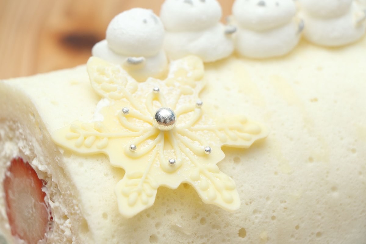 ぼく シマエナガ 5羽の雪の妖精がちょこんと乗った世界一可愛いロールケーキ ぼく シマエナガ 5羽の雪の妖精がちょこんと乗った世界一可愛いロールケーキ