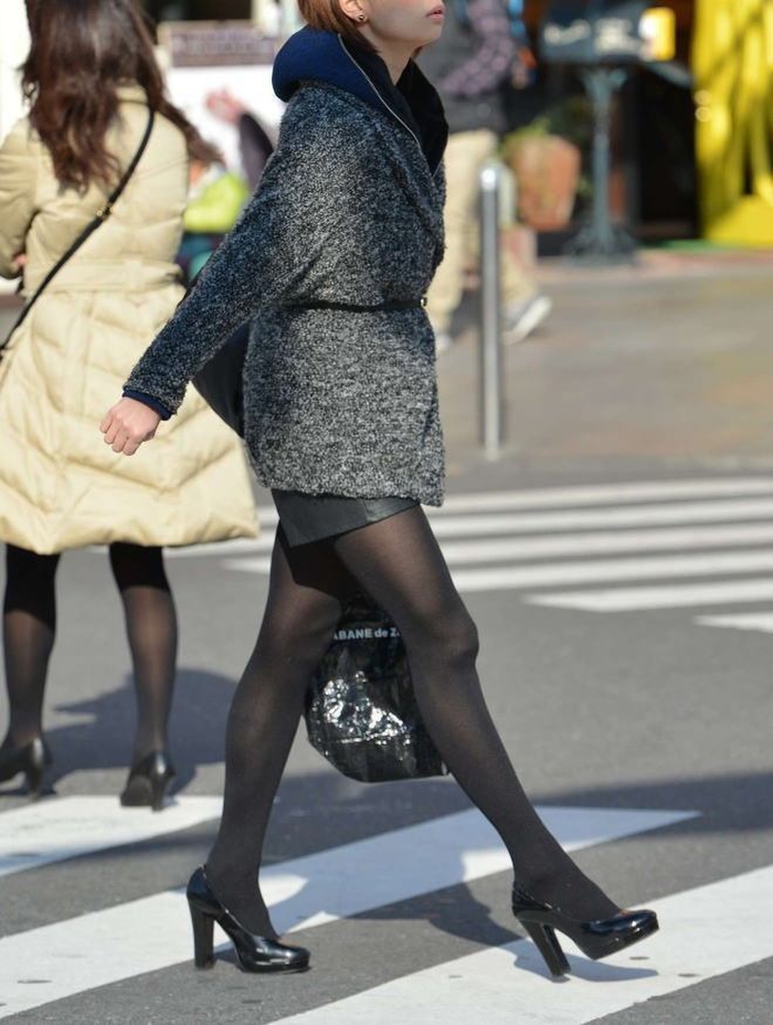 ハイヒール　ストッキング　街 街の広場で屋外でポーズをとっているパンストとハイヒールの靴で ...