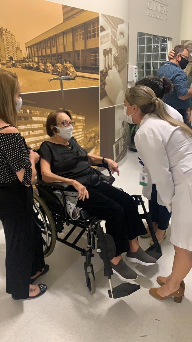 gzhdigital's tweet photo. Eloína Gonçalves Born, de 99 anos, será a primeira idosa a receber a vacina contra a covid-19 nesta segunda-feira (18). 💛 

Acompanhe ao vivo: https://t.co/UQ06YbXHL9

Informação de @DanielScola https://t.co/qwSxzsxbpv