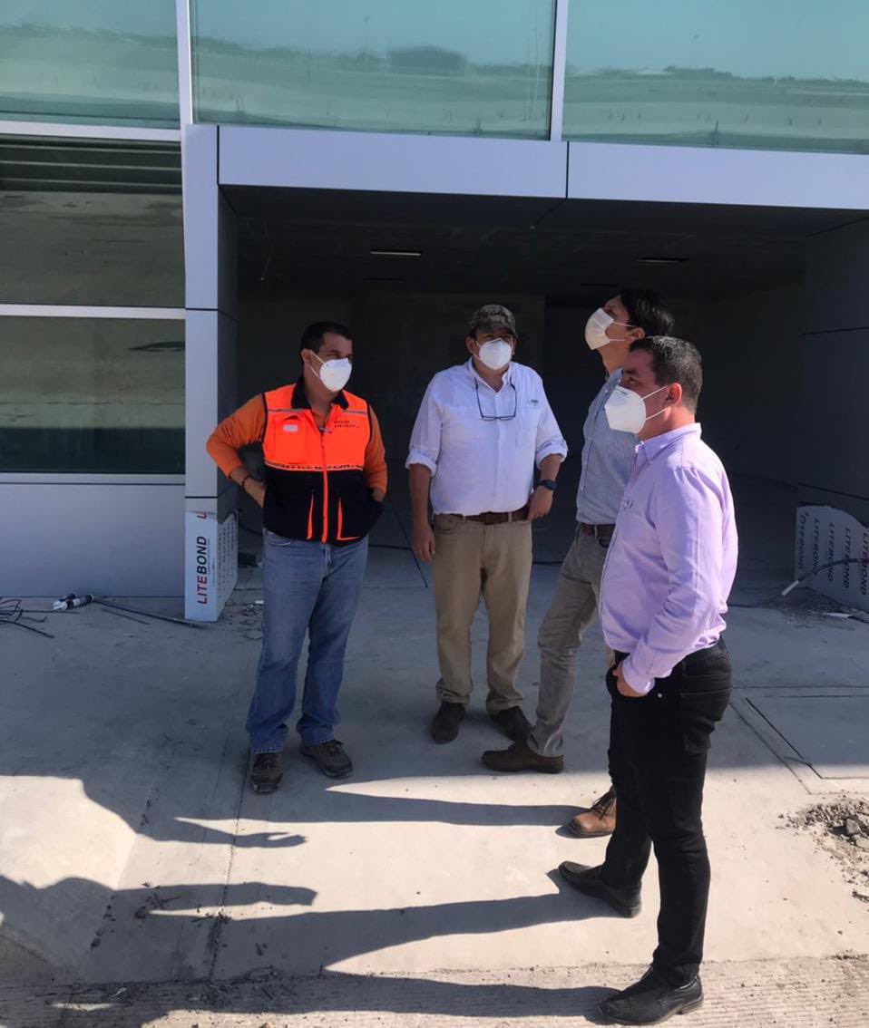 MIT_Ecuador's tweet photo. #MTOPInforma subsecretario @jcvinces junto al director #CesarDelgado, visitaron los trabajos en el Aeropuerto de #Manta, dónde se coloca puertas, vitrales,  cerramiento, instalaciones eléctricas, entre otros. #Manabí #SembramosFuturo. https://t.co/D7ltDB6XVF