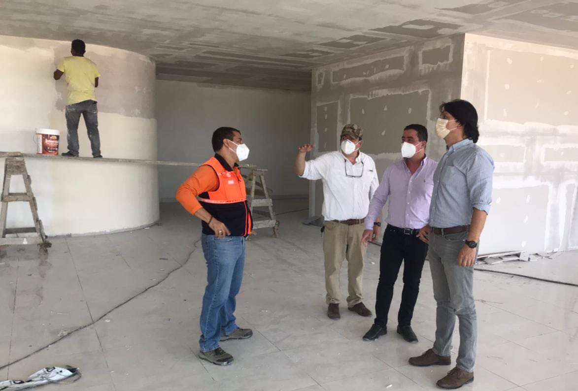 MIT_Ecuador's tweet photo. #MTOPInforma subsecretario @jcvinces junto al director #CesarDelgado, visitaron los trabajos en el Aeropuerto de #Manta, dónde se coloca puertas, vitrales,  cerramiento, instalaciones eléctricas, entre otros. #Manabí #SembramosFuturo. https://t.co/D7ltDB6XVF