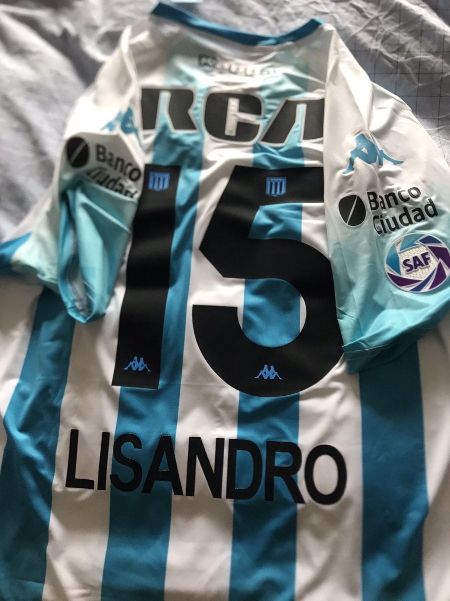 emi_sdr's tweet photo. Desde que me enteré estoy llorando!
No saben lo que significa para mí! 
Qu��date #LICHA #lisandrolopez #Licha15 por favoooooor! 
#RacingClub @RacingClub 
😢💙😢💙😢💙😢💙😢💙 https://t.co/L8F6F03ot8