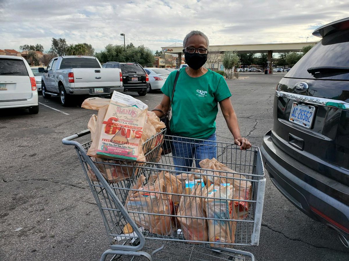 phoenixlinksinc's tweet photo. . @phoenixlinksinc President Cheryl Pete and Phoenix #Linksinc Sisters from across the Valley observed the #MLK #NationalDayofService #linkedtoendhunger. We are pleased to support America's oldest food bank, @StMarysFoodBank in addressing #foodinsecurity in our community. https://t.co/ggbzOVSkSB