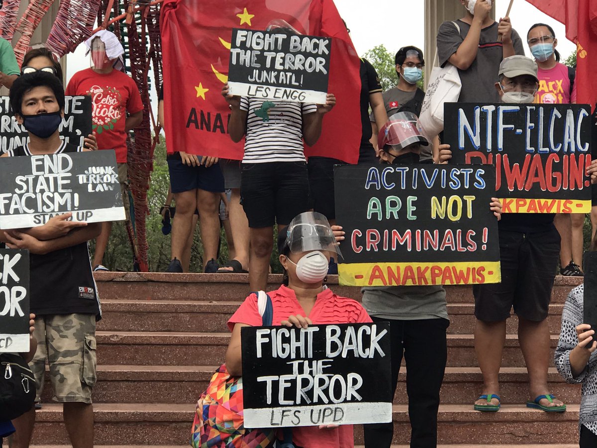 HAPPENING NOW: A group of protesters gather in front of Quezon Hall, UP Diliman to fight for the UP students' academic freedom and condemn the imminent campus militarization.

#DefendUP
#AFP_PNPKeepOutOfUP 
#OUSTDUTERTENOW
