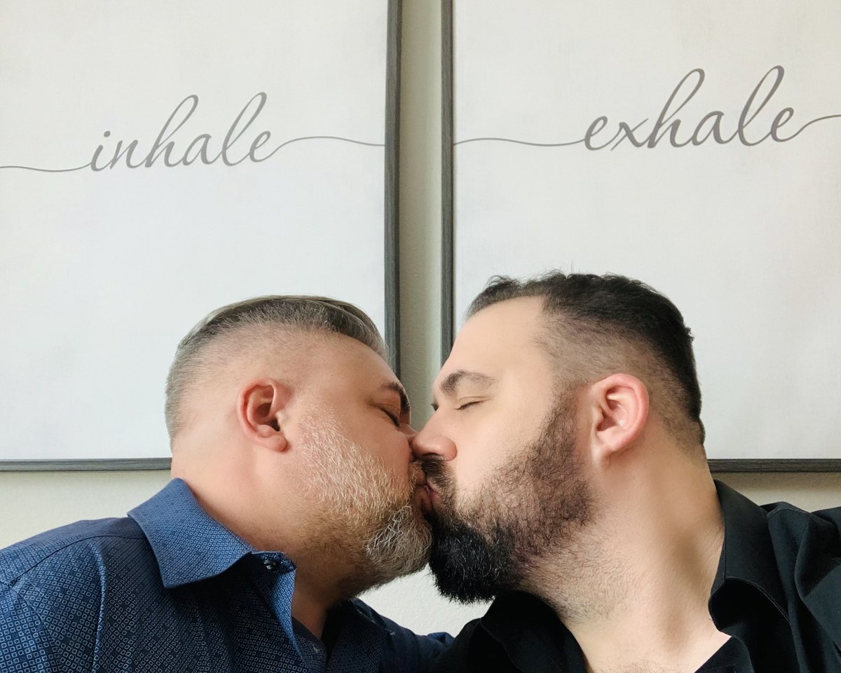 RealMattandSam's tweet photo. I never need a reason to kiss this guy....and who doesn’t love to kiss? So when we were touring model homes in Las Vegas and saw this decor just waiting for a photo opportunity-well here we are. What’s your reason to kiss someone today? https://t.co/Kp8ZyjEg5e