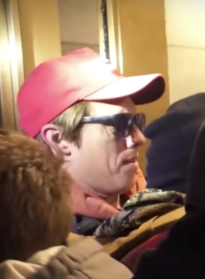 New thread as it is nearly impossible to follow my old ones.  #Bullhornlady arrives at the arch with a team that at first consisted of atleast  #RedHat & this guy #83-AFO where they are among the 1st to enter tunnel at app 14:50. 30 min expelled & 83 can be heard shouting "regroup"