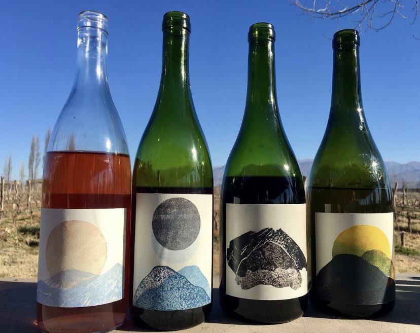 Rocamadre 👉 <a href="/rocamadrevinos/">rocamadre</a> by <a href="/JuanfaSuarez/">Juanfa Suarez</a> 
Bodega Viñas de Altamira
Valle de Uco, Mendoza, Argentina
Alcohol 12.5 V/V. Altitud 1.100 msnm. Suelo de origen aluvial, fermentado con levaduras indígenas, sin filtrar, criado seis meses en recipientes de hormigón y de madera