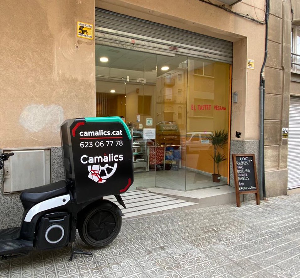 camalics's tweet photo. La Plácido, moto elèctrica de #Camàlics, esperant carregar la comanda de El Tastet Vegano, del c/ Bruc #Manresa, per poder portar-la a domicili.
#repartiment #sostenible #vegan https://t.co/eq5gr0Eh70