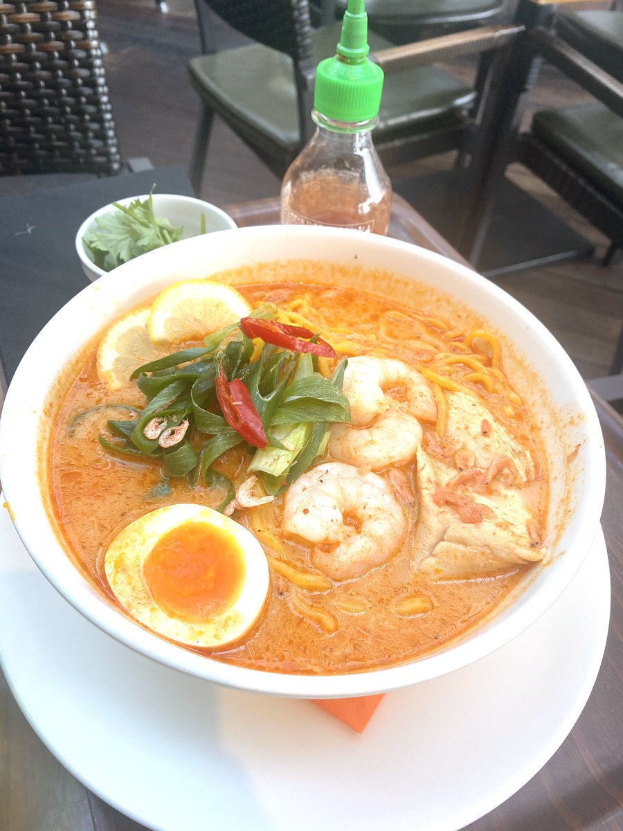 chikae_jyou's tweet photo. エスニック料理でランチタイム(o^^o)
Hotな気分になりました🌈🌈🌈

Pure Pure ～♪

#Greencurry #Rawspringrolls #SingaporeLaksa #CrispySoftshellshrimp #Asianresort #Ethnicfood #beer #Cocktail #Annintofu #Lunch https://t.co/8gzx8S4xi3