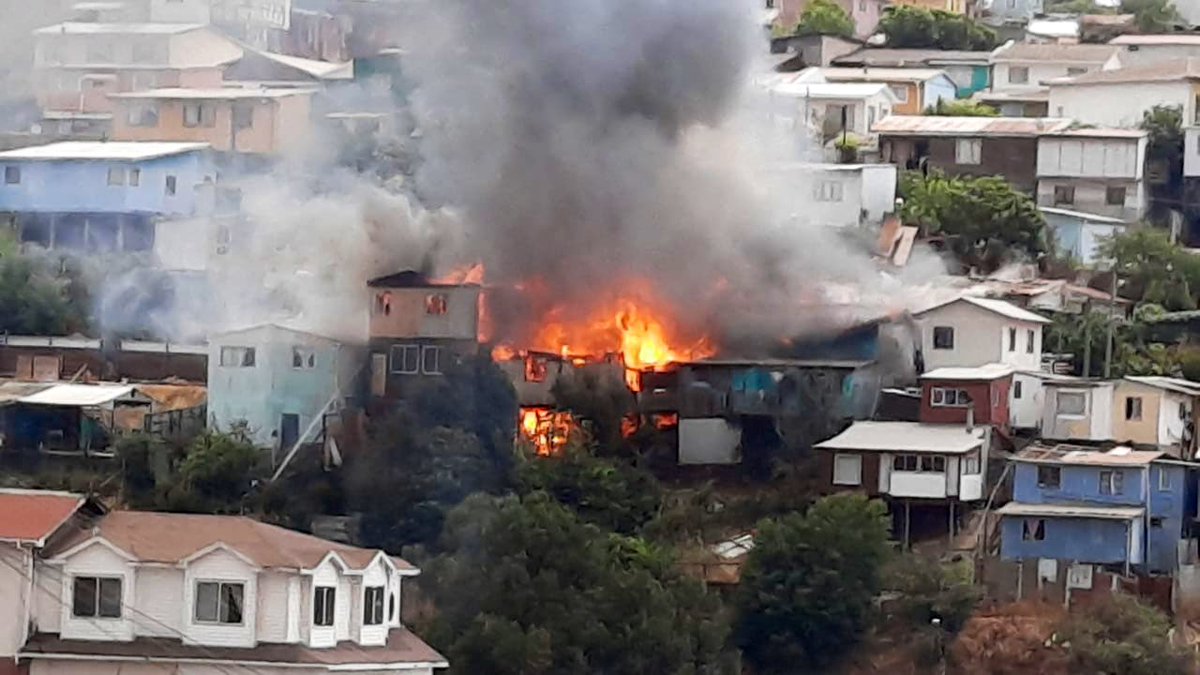 EmergMuniValpo's tweet photo. Equipo #Diproce y #DidecoMuniValpo trabajaron en el incendio del cerro Toro en conjunto con 2 cisternas municipales para prestar el apoyo a bomberos @CBV1851 y colaborar con nuestros vecinos afectados que perdieron sus hogares. https://t.co/UPfza6bQdg
