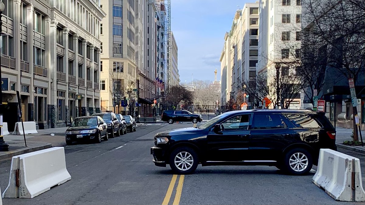 The closed zone includes an enormous area around the White House. This is as close as they’ll let the public get 30/