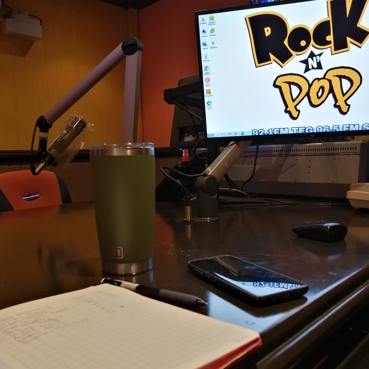 fafradio_hn's tweet photo. Estamos haciendo #FAFRadio en la #RockNPop https://t.co/4s62eOgfJz