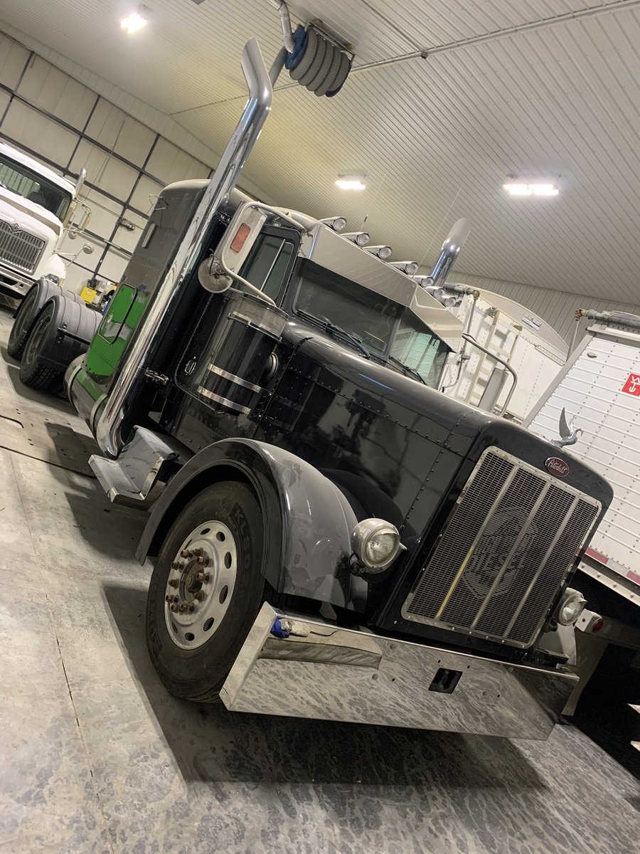 Devo289's tweet photo. 379 near completion. Interrior to finish and a good spit shine. #1997 #3406E #littlebighood #biltnotbought. #600hp. Complete overhaul.What’s it worth? Maybe for sale if you sign me into ur will and give ur first born. 10,000km on cat platinum. 0km on new crank&amp;Block head gasket https://t.co/ucc3UAr9iQ