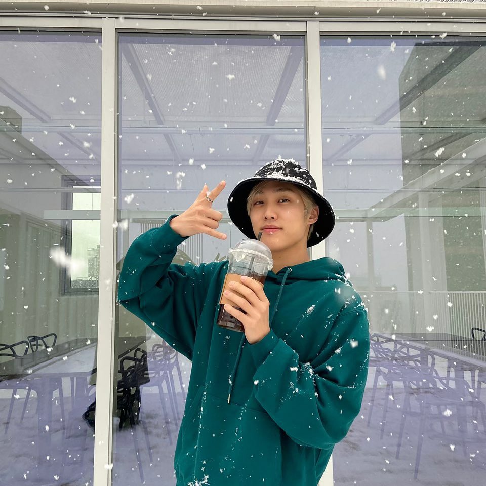 THEBOYZRPR's tweet photo. [#𝐉𝐀𝐂𝐎𝐁 🌻]: Boa noite, Deobis! Como estão? Foto meramente ilustrativa, nao copiem esse ato em casa se nao quiserem ficar doentes! 😾 
Resumindo: Se cuidem e nao se esqueçam de beber agua. Ily ♡ https://t.co/w97QntoxBc