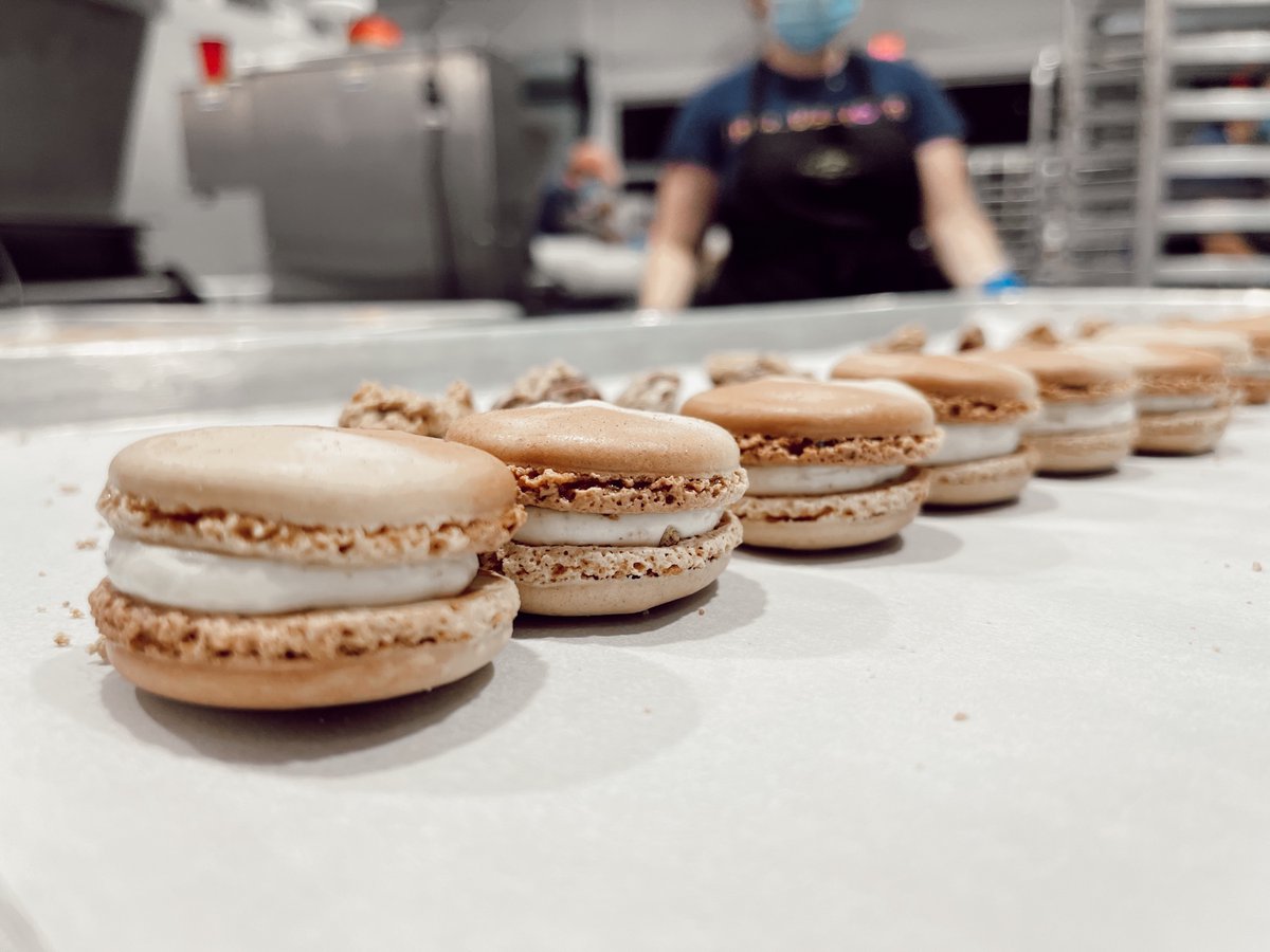 MaKaRohn_Store's tweet photo. Keep your eye on the pralines and cream prize. ๐๐คฉ The satisfying crunch in this praline buttercream filled with housemade pralines and caramel is ๐คค๐Join our #macaronofthemonth club and you'll never have miss a macaronโผ๏ธ#pralinesandcream #makarohn #macaronlover https://t.co/KzmD2hu7h3