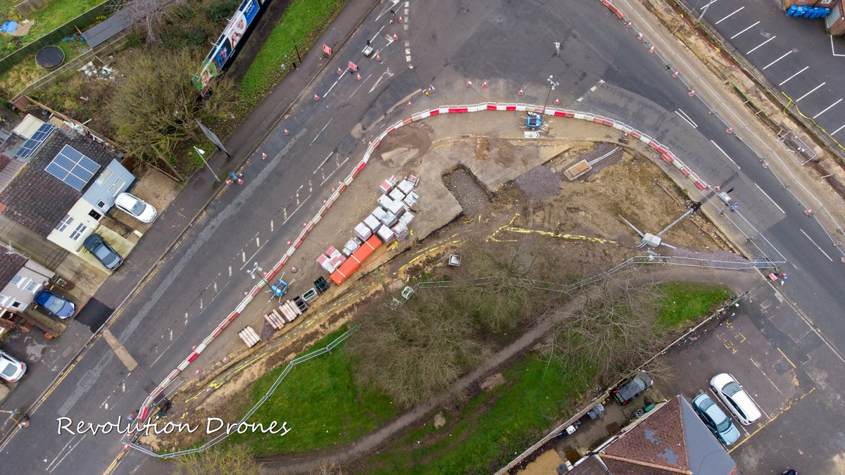 RevolutionDron1's tweet photo. Shots from The Moonrakers junction Roadworks showing the progress being made to Increase the capacity of the junction. @SwindonCouncil @swindonadver @CllrDavidRenard #revolutiondrones https://t.co/jVeU991FPc