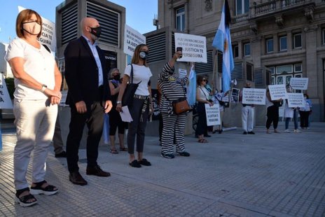 A seis años del mayor magnicidio de la historia del país lo recordamos y lo seguiremos haciendo hasta que lleguemos a la verdad y se haga justicia:
Alberto Nisman 1963-2015 #NoFueSuicidioFueMagnicidio <a href="/mauriciomacri/">Mauricio Macri</a> <a href="/jorgemacri/">Jorge Macri</a> <a href="/PatoBullrich/">Patricia Bullrich</a> <a href="/mariuvidal/">María Eugenia Vidal</a>