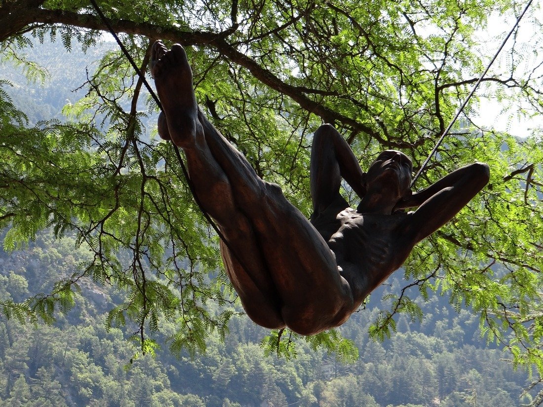 Curiotweet1's tweet photo. El escultor autodidacta contemporáneo Nicolás Lavarenne, Francia, se ha hecho famoso por sus figuras humanas equilibrándose en los lugares más inesperados. https://t.co/r33bWxRlxh