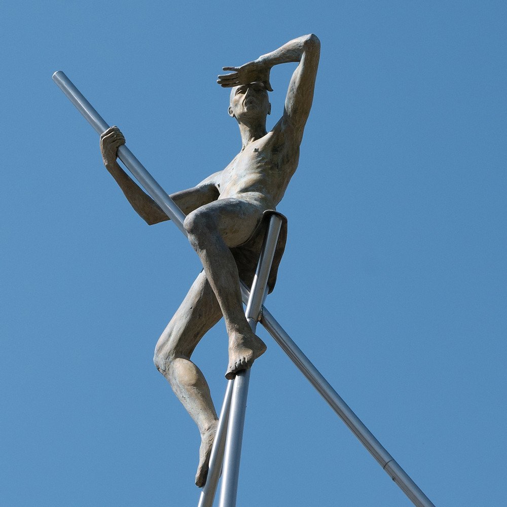Curiotweet1's tweet photo. El escultor autodidacta contemporáneo Nicolás Lavarenne, Francia, se ha hecho famoso por sus figuras humanas equilibrándose en los lugares más inesperados. https://t.co/r33bWxRlxh