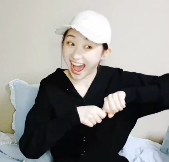 chaeyeonhourly's tweet photo. #이채연 https://t.co/LWqncCT6WA
