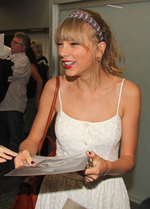 Taylor Swift being cute as hell, a thread 