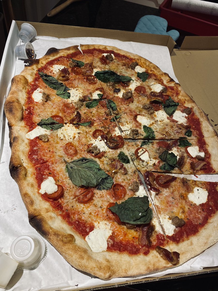 _Supermanny_'s tweet photo. My sis got me #Pizza from my favorite place in #SD #BarBASIC and y’all I’m soooo fuckin happy right now... we’ve got the ‘So Meaty’ & the ‘Mash’ which has mashed potato & bacon 🤤🤤🤤 https://t.co/ATs3aUab8t
