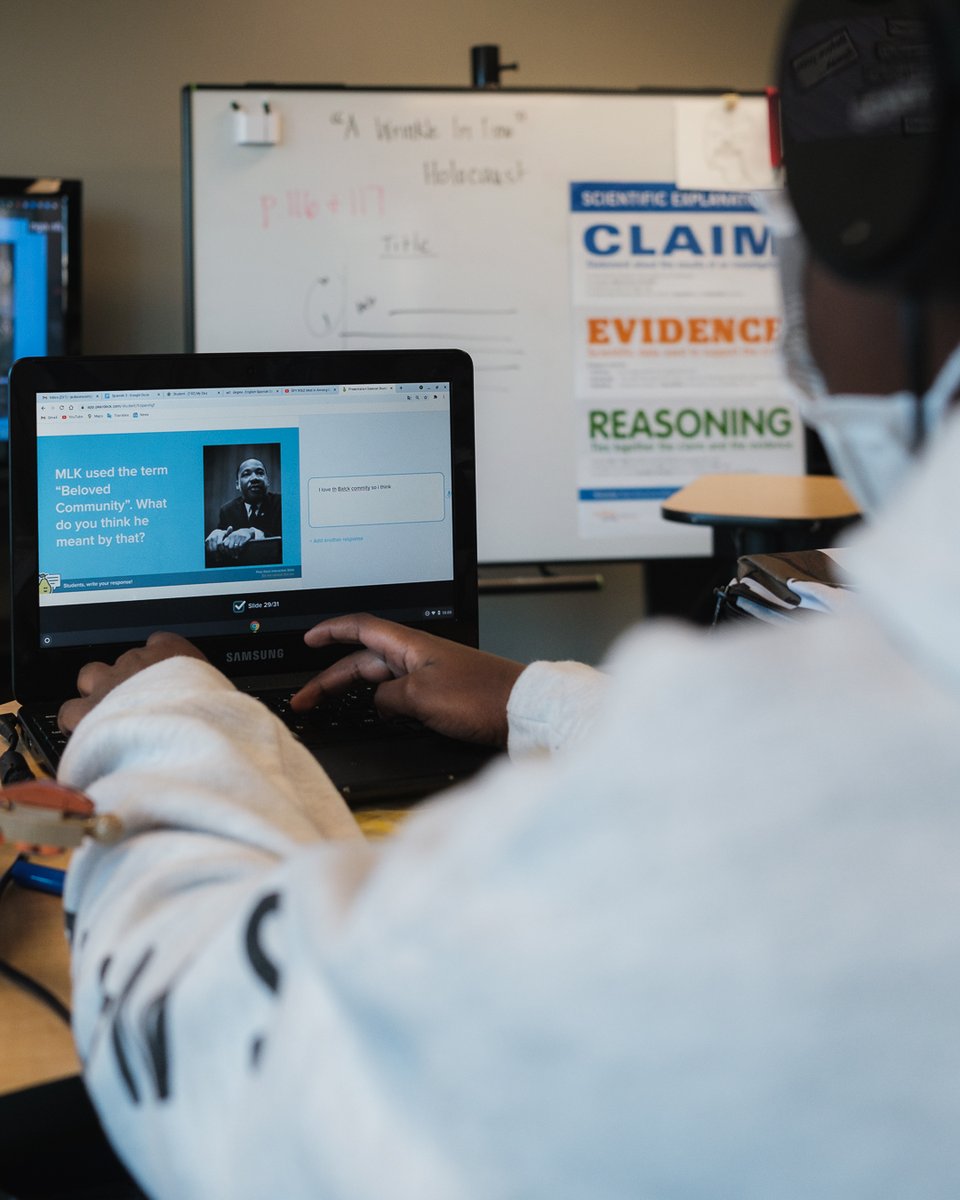 MIS_ATL's tweet photo. @Mr_Alex87 paring up @PearDeck with the #MLKTeachIn to help 5th graders consider the meaning of the Beloved Community! #MIS #giftededucation #MLKTeachIn #BelovedCommunity #MLKDay https://t.co/hIbdvD4Vpn