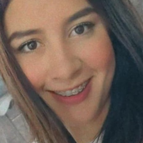 VeroCruzPerales's tweet photo. Ella es #AleGarcía, tenia 21 años y fue asesinada esta mañana en #Rioverde por un hombre que la acosaba constantemente; la mato a golpes y abandono su cuerpo en un camino de terracería. La impotencia es indescriptible, tanto como el miedo que sentimos las madres, hermanas, hijas. https://t.co/mdv3CqzuVt