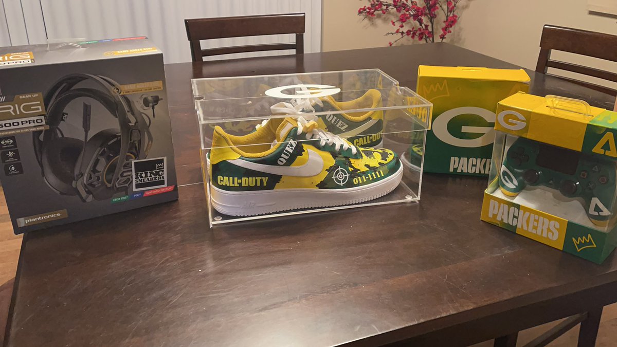 MVS__11's tweet photo. 🚨 Twitch giveaway tonight! 🚨
 4 items, 4 winners will be picked tonight. 

To enter: 
RT this, you must follow the stream below, tune into the stream tonight to enter into the drawing. 3 items will be for followers. 1 item for subs. See y’all tonight!🧀 https://t.co/GUX3xBLUEf