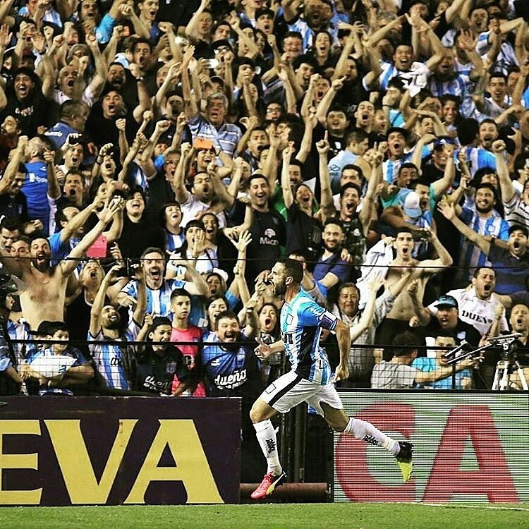 Te voy a querer hasta el último día de mi vida, Licha.
Gracias por la entrega, por volver y además ser campeón, por querer tanto los colores y vacunar siempre a los amargos.
Tu sentido de pertenencia y tu forma de ser quedaran por siempre y deberan ser ejemplo en el Racinguismo.